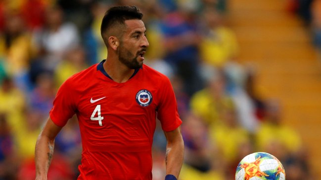 “Huaso” Isla se vestirá de rojo para jugar con Colombia