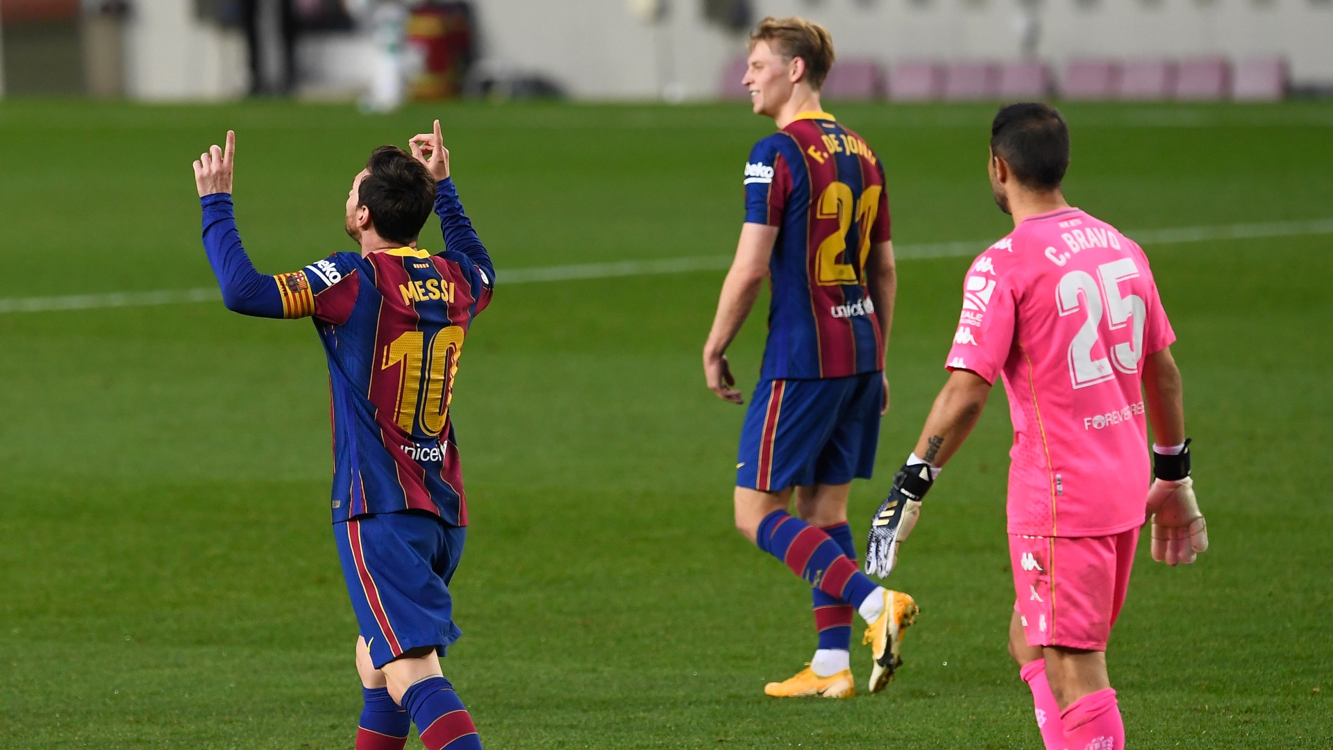 Bravo contuvo penal en derrota del Betis ante el Barcelona