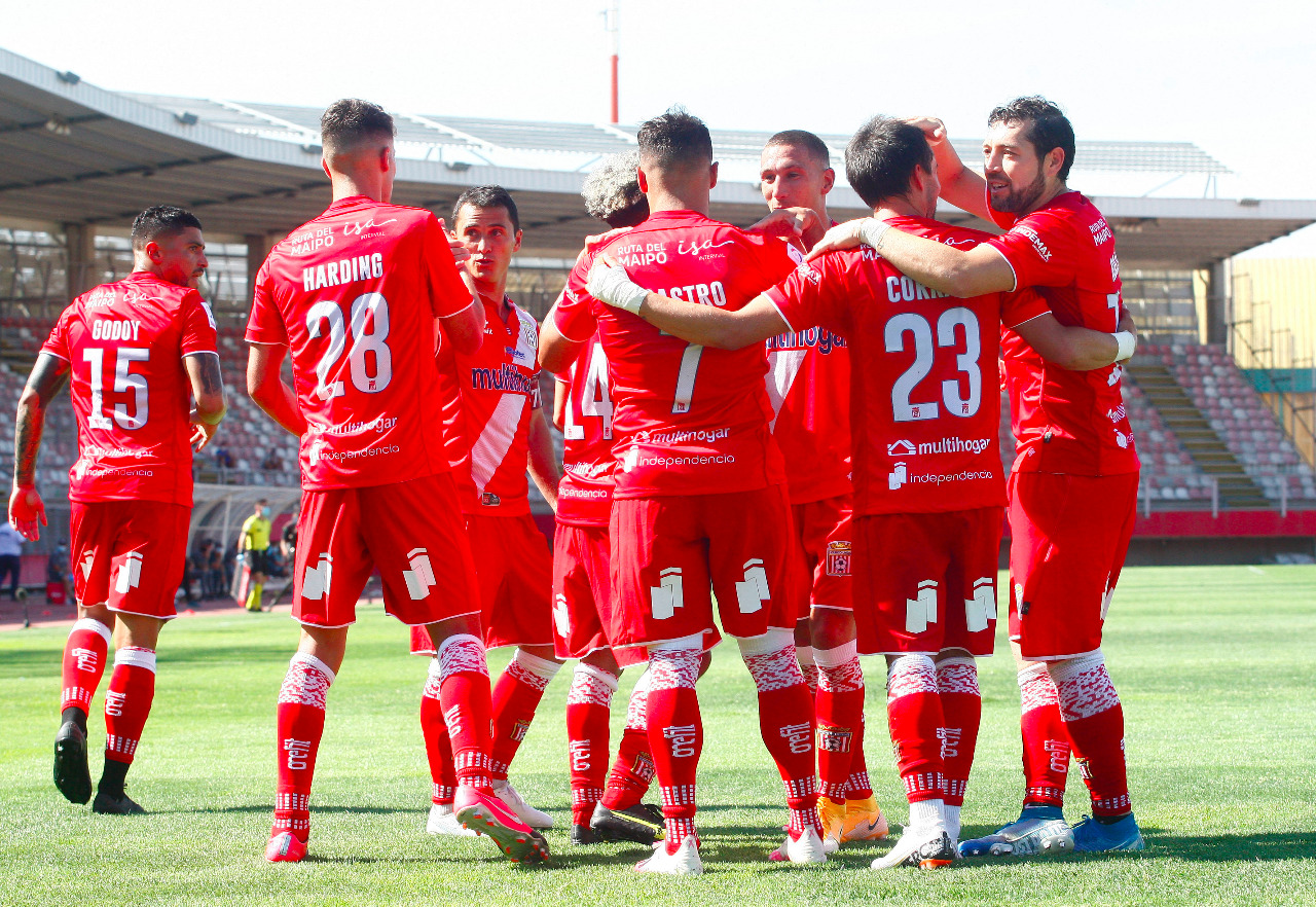 Curicó mantuvo la diferencia ante la UC en el partido más extraño del último tiempo 