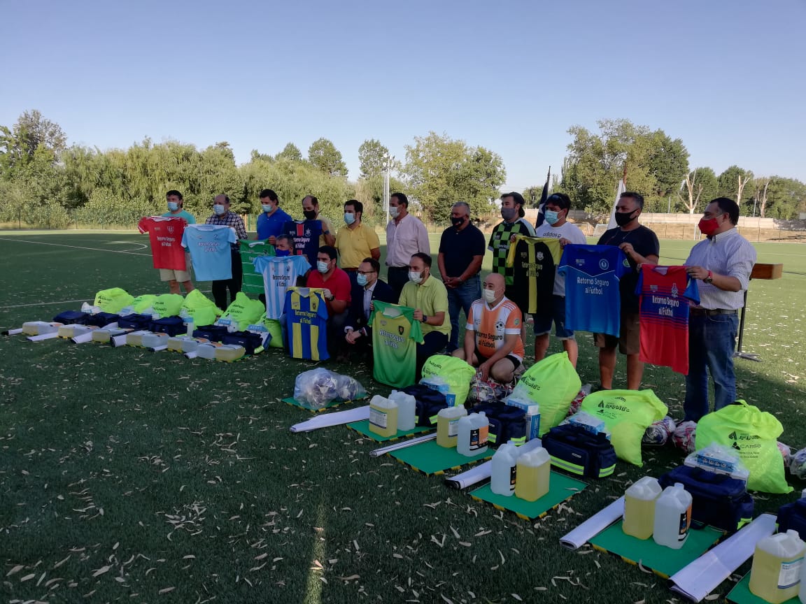 Clubes de la Decana talquina recibieron kits sanitarios con una luz de esperanza de volver a menearla  