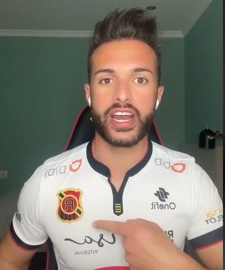 Famoso tiktoker español sorprendió luciendo camiseta de Rangers de Talca  