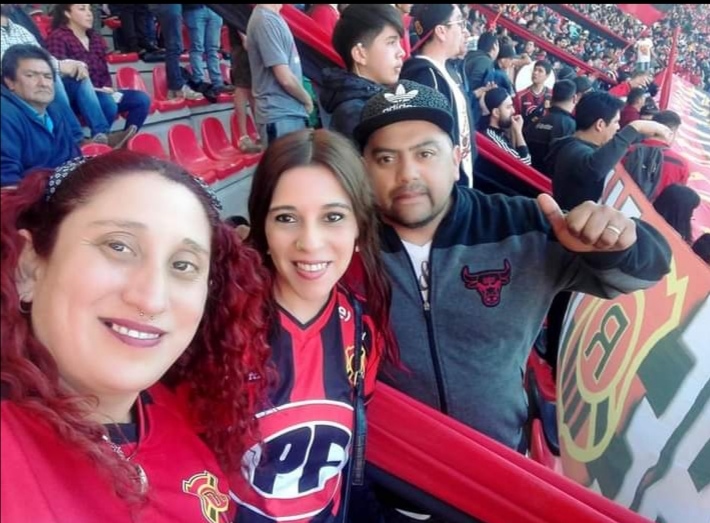 Hinchas del Rojinegro realizan cruzada solidaria para familia abatida por el Covid-19  