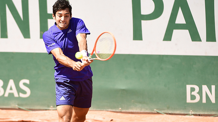 Garín avanzó en Roland Garros tras maratónico triunfo