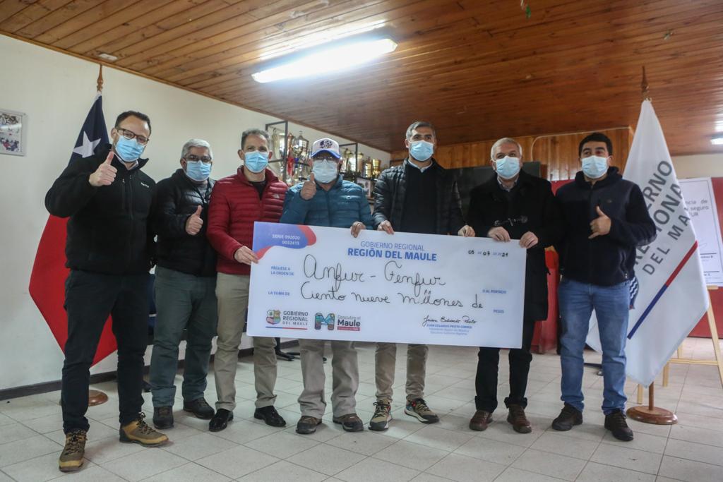 Asociaciones rurales del Maule recibieron recursos para la vuelta segura al fútbol  