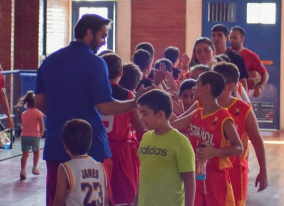 Escuela de básquetbol será guiada por referente talquino de los cestos