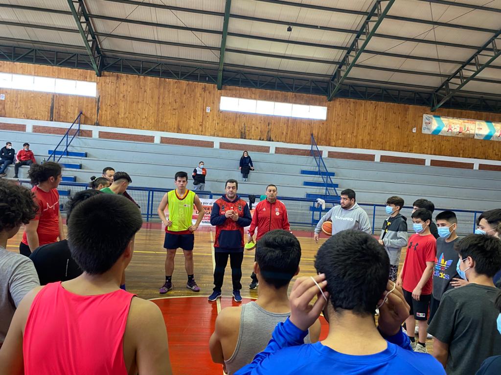 Head coach de la Roja cestera vio en terreno a promesas de la región