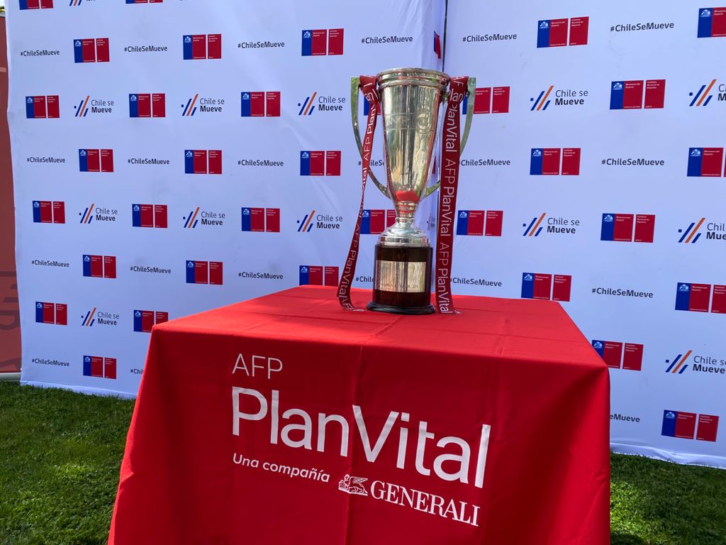 ¡Maulinos podrán lucirse con la copa que recibirá el campeón de Primera División!