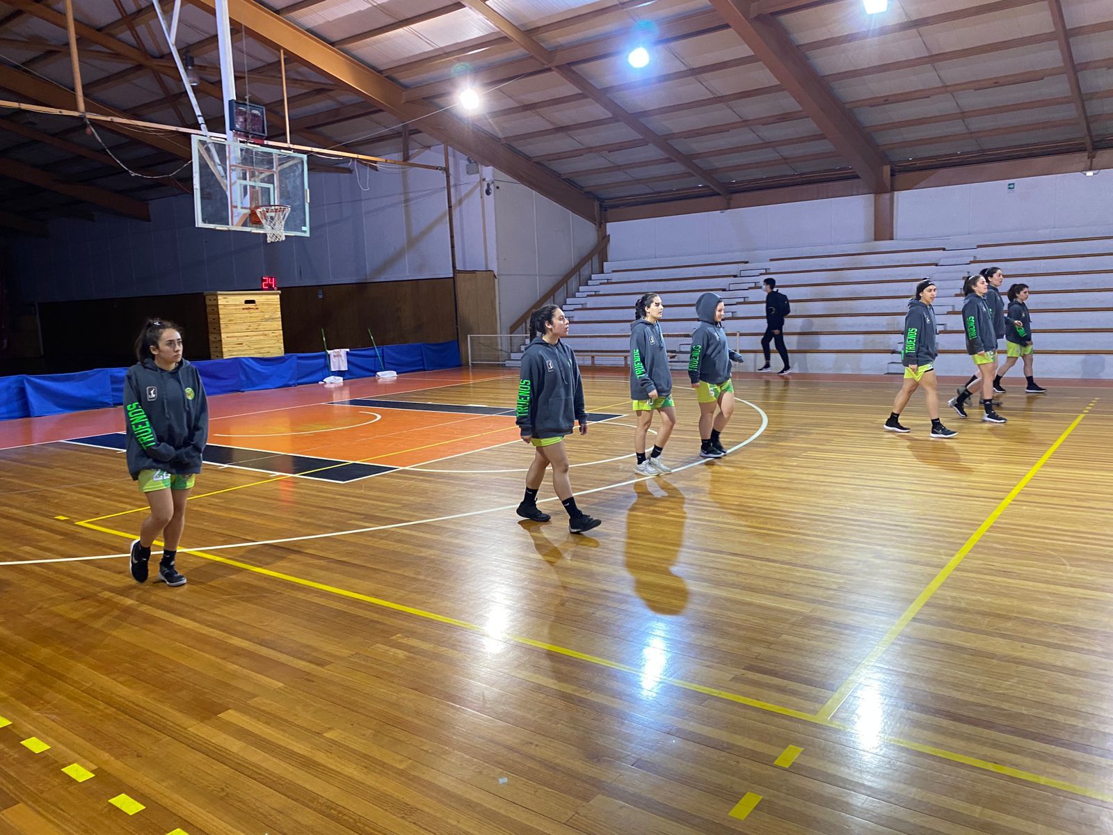 Truenos femenino perdió agónicamente en el sur