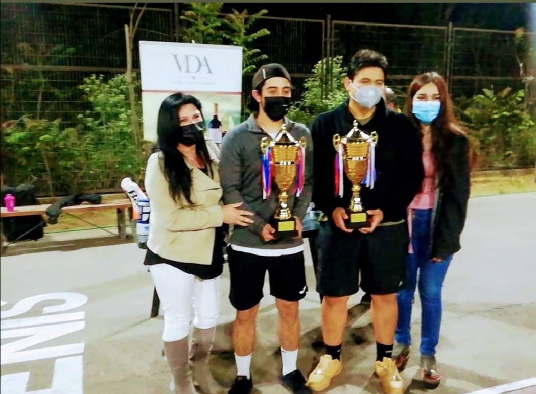 Campeonato de dobles de Halloween premió a los mejores