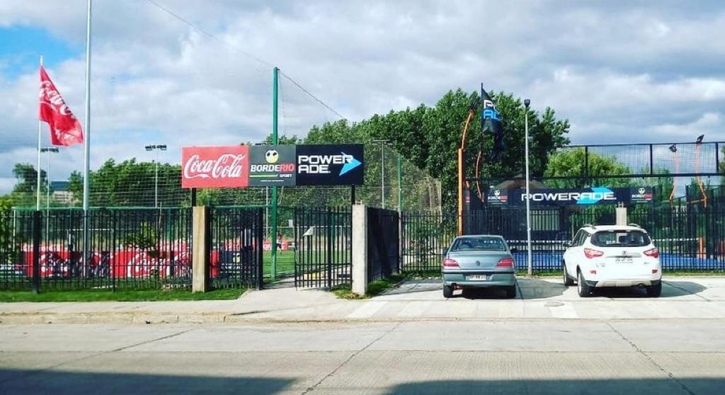 Niños y jóvenes podrán ser parte de escuelas de verano de pádel y fútbol