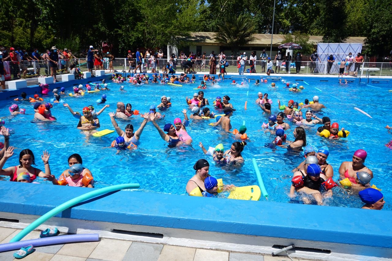Maulinos se lanzaron a la piscina  con cursos de natacion gratuitos