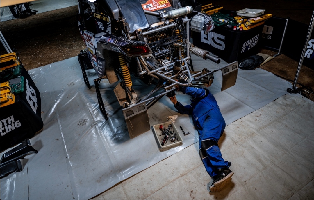 Francisco López aprovechó jornada de descanso del Dakar para ajustar su máquina 