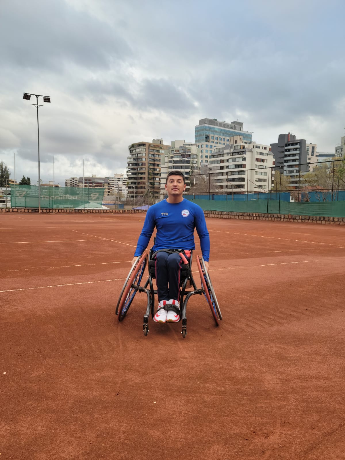Tenista en silla de ruedas maulino debutó con un triunfo en torneo en Portugal