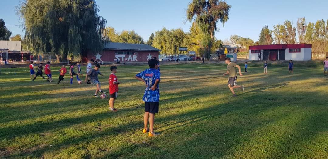 Talleres gratuitos municipales de fútbol siguen activos en Talca