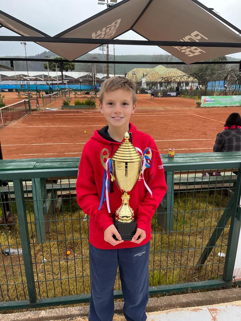 Promisorio tenista ganó su categoría en torneo Ránking 7