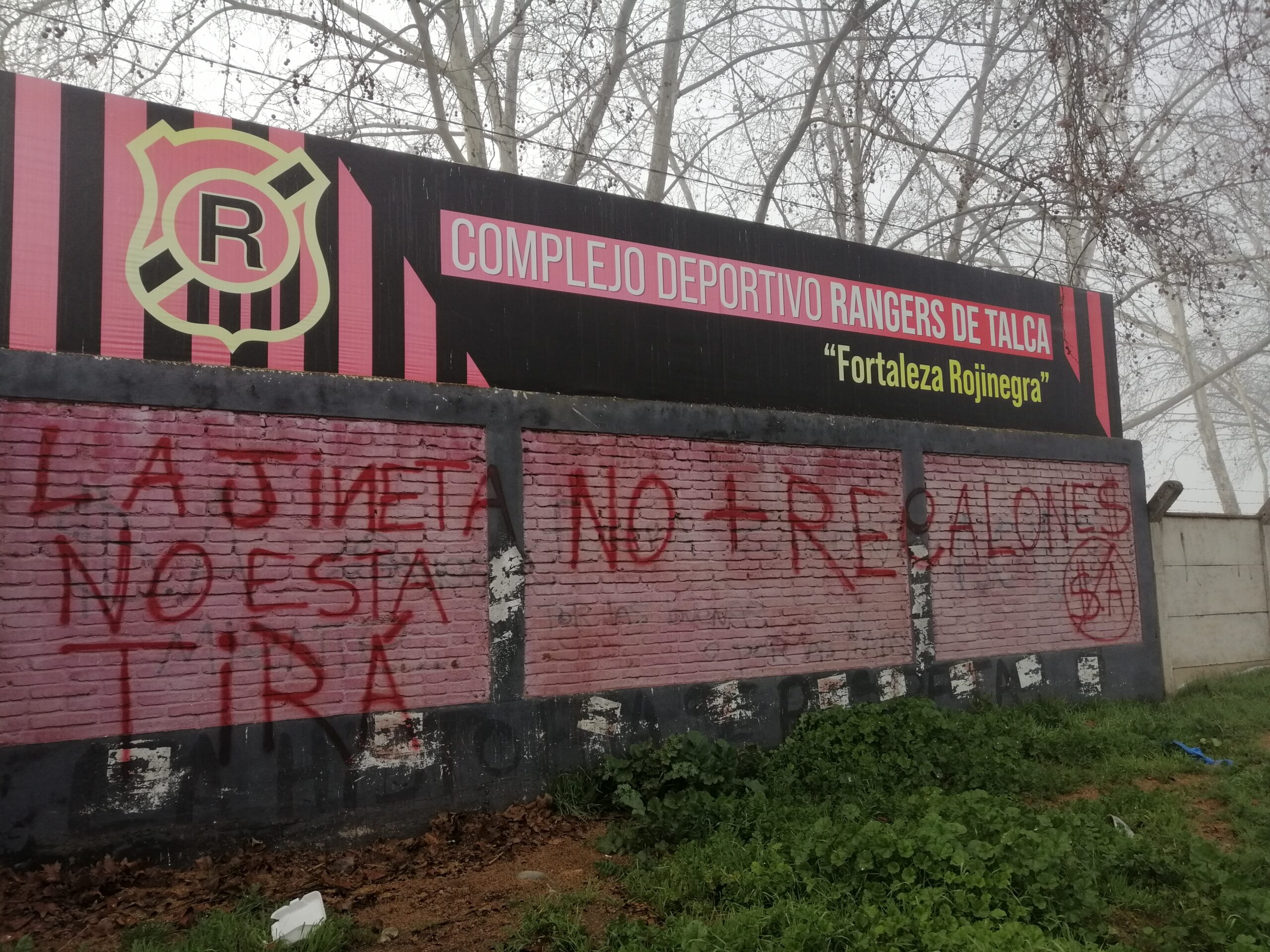 Hinchas de Rangers mostraron su descontento con rayados en “Fortaleza Rojinegra”