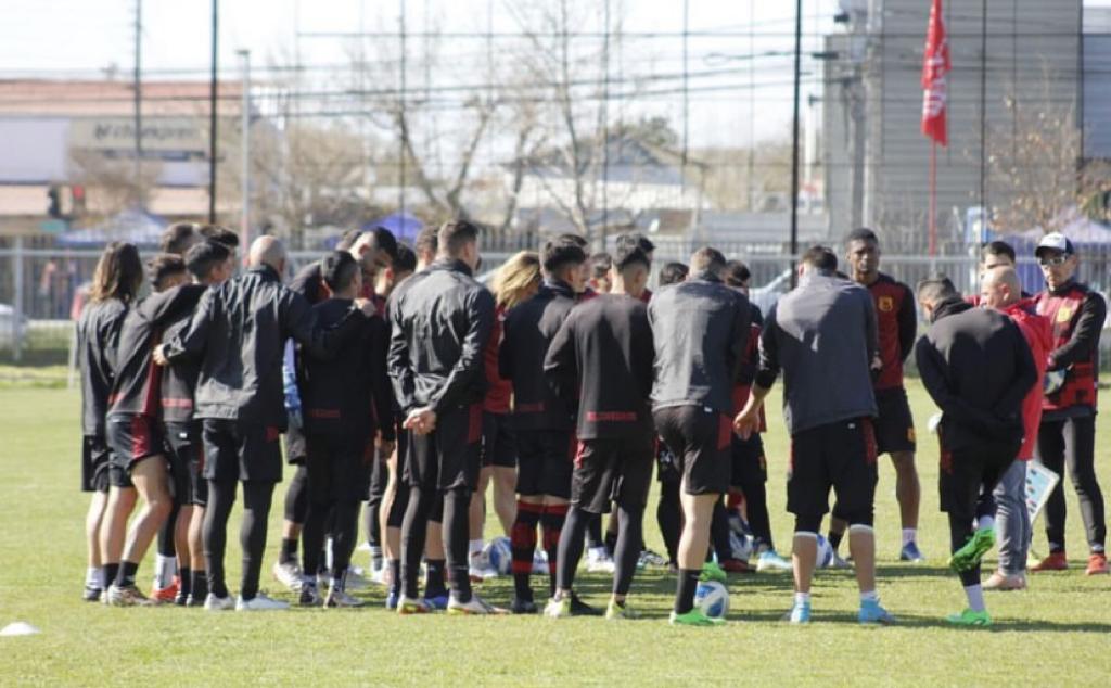 “Dunga” Pinto probó esquemas para enfrentar a Santa Cruz