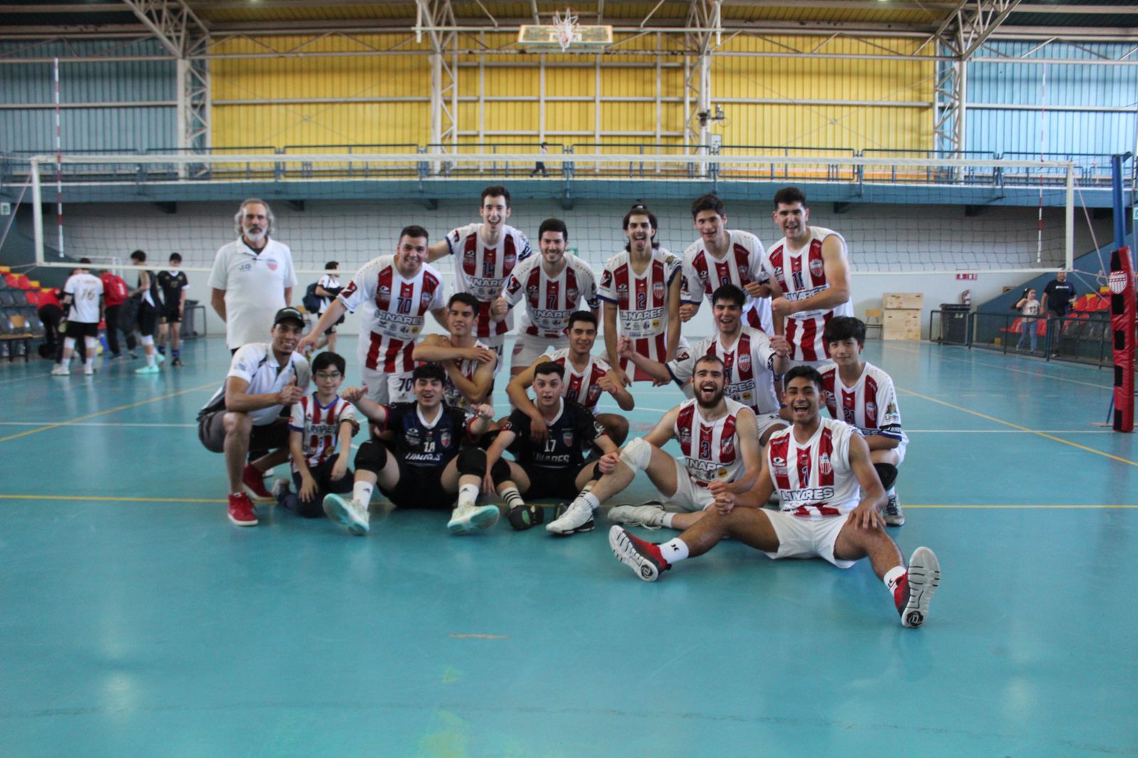 Linares tuvo un debut soñado en la Liga Nacional de Vóleibol