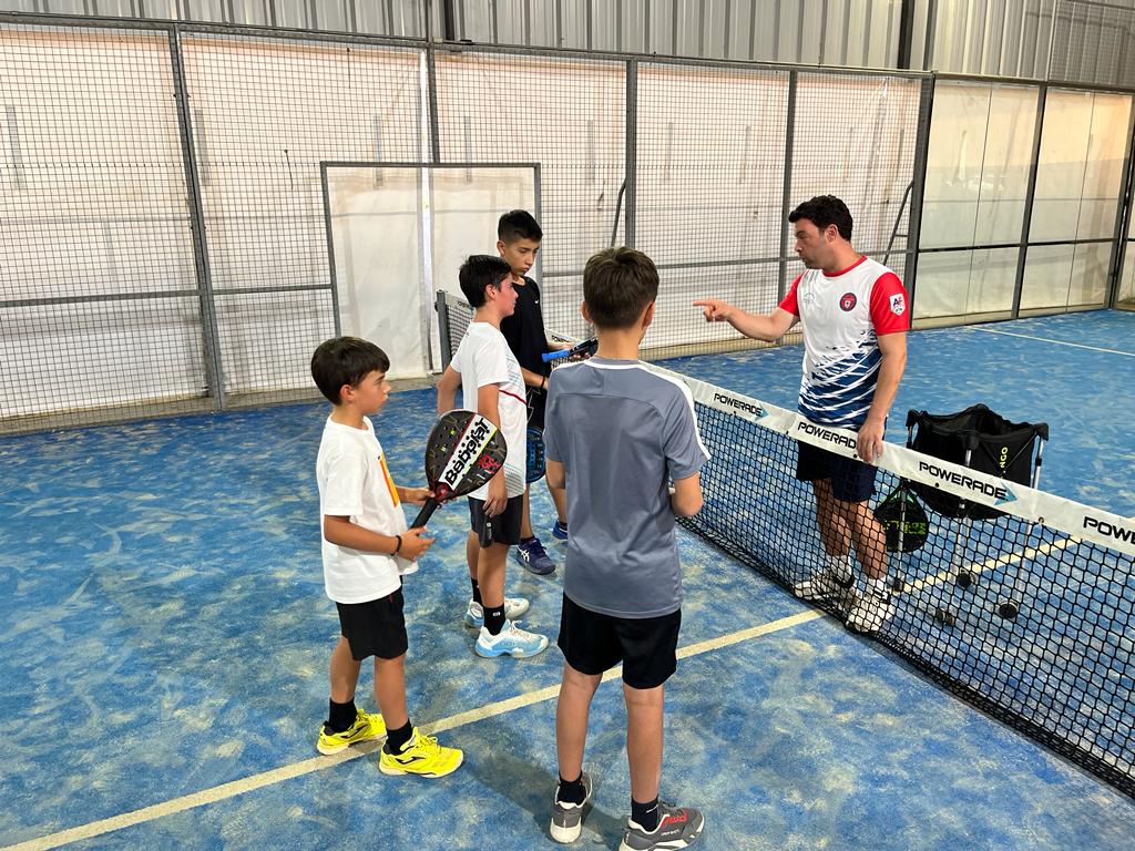 Seleccionado nacional de pádel lidera Academia de la Federación en Talca