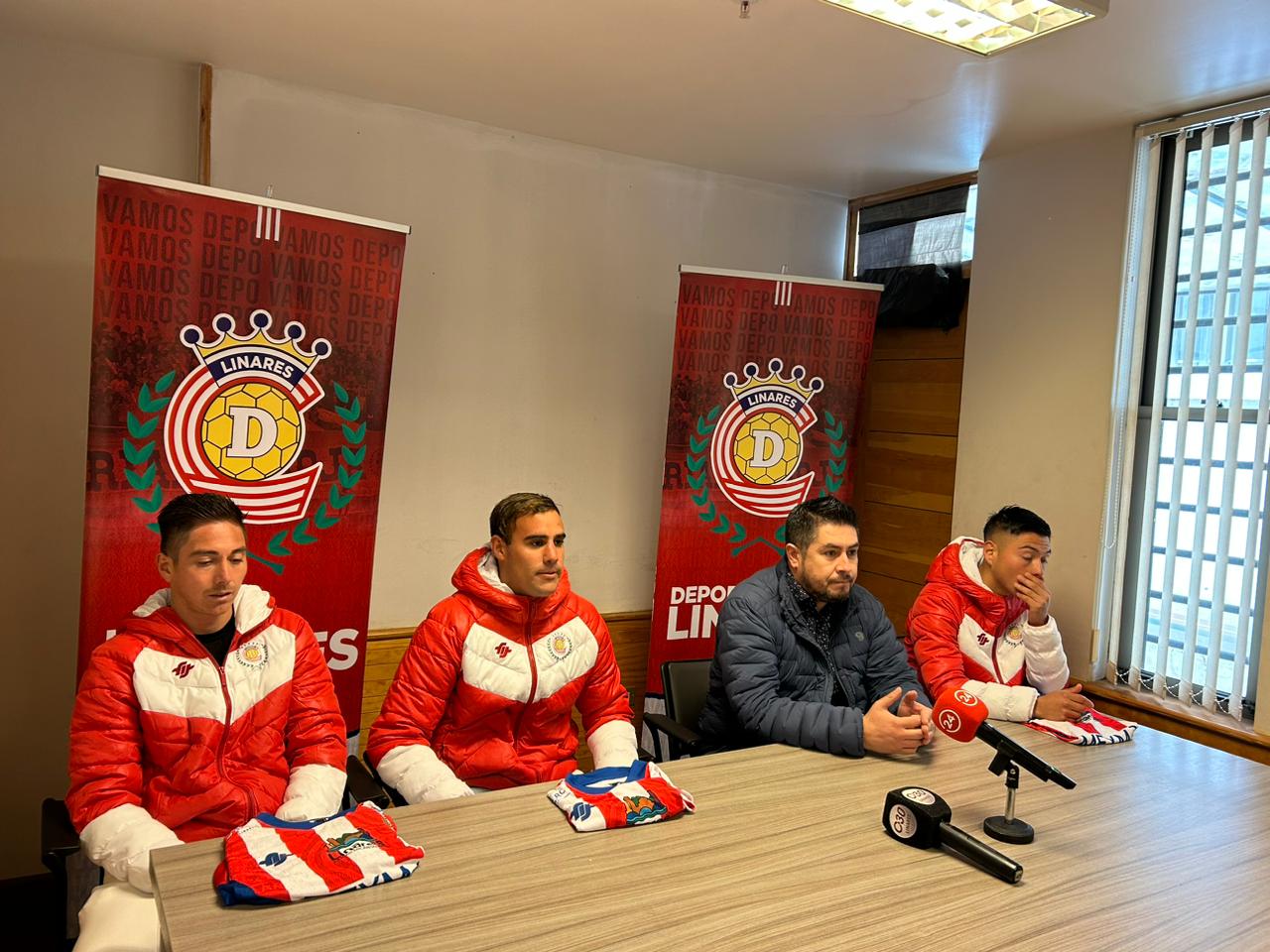 “Depo” presentó a sus jugadores con los que pretende asegurar la permanencia
