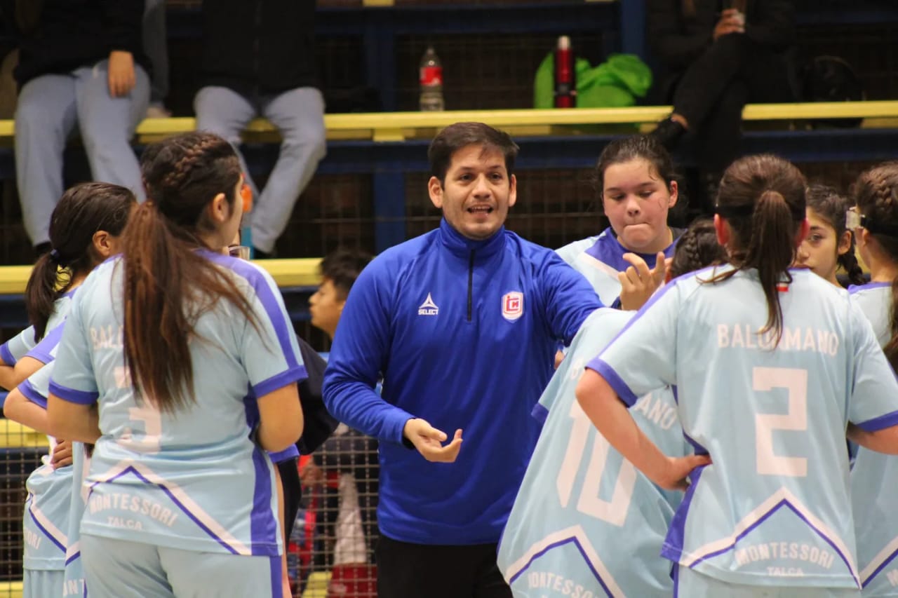 Destacado entrenador de hándbol perfeccionó sus conocimientos en España