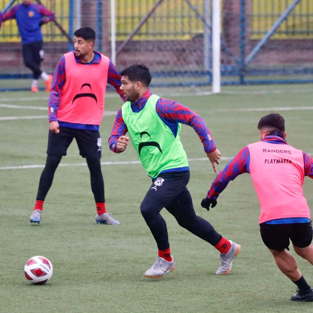 Rangers entrena en sintéticas y espera por recuperación de jugadores
