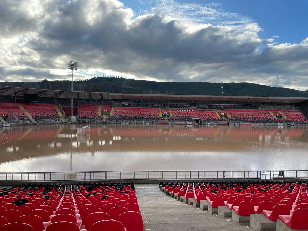 [VIDEO E IMÁGENES] Así luce este jueves el Estadio Fiscal de Talca tras impactante inundación