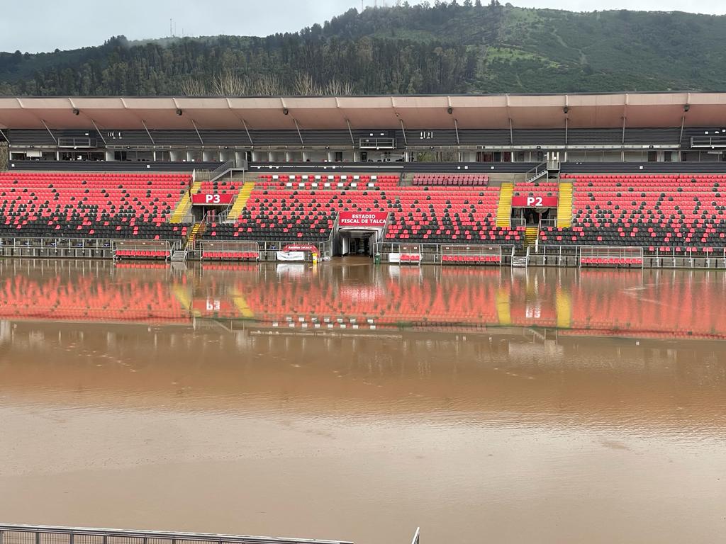 [VIDEO] Impresionante: Estadio Fiscal de Talca bajo el agua debido al temporal