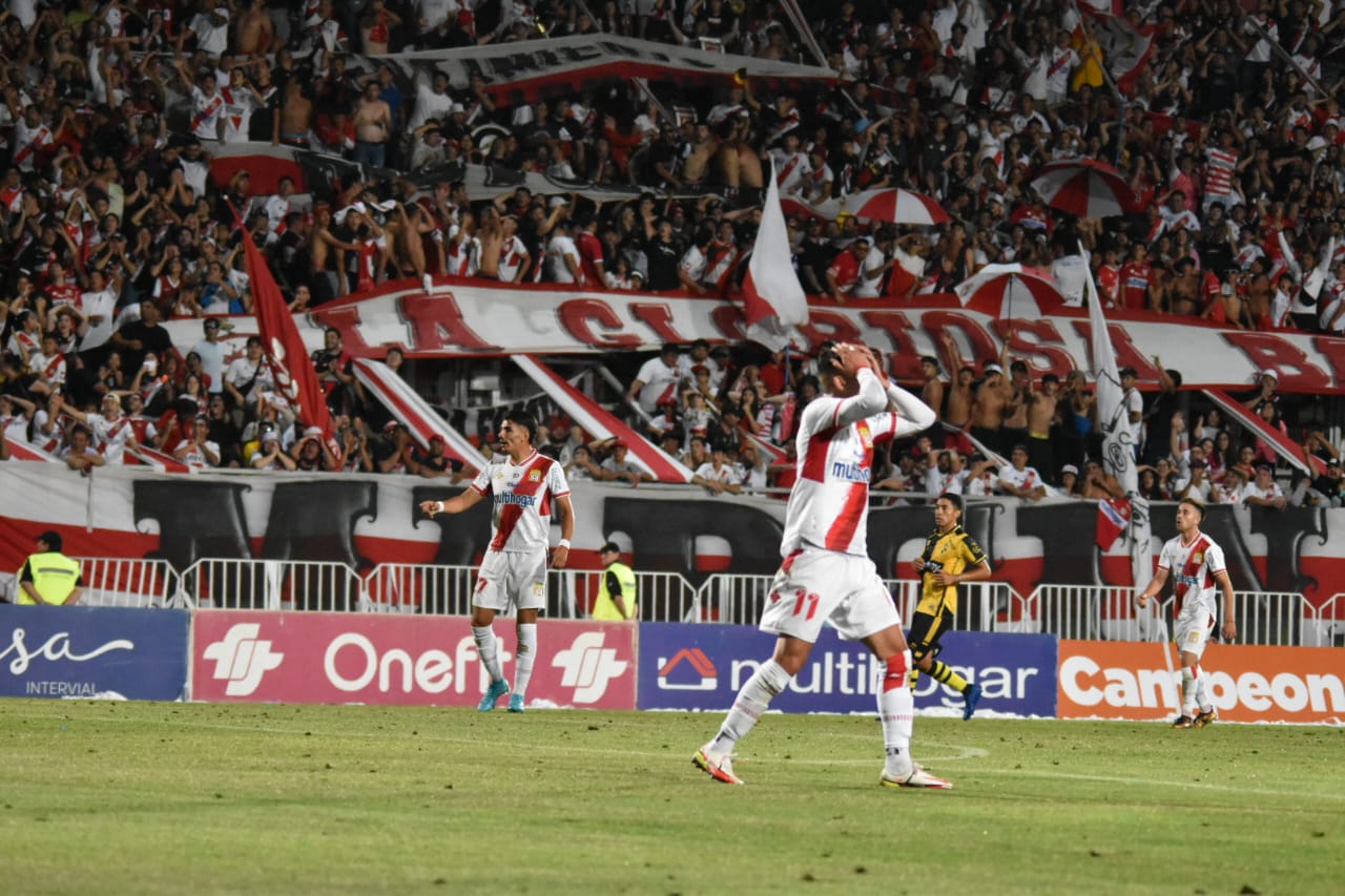 Hinchas curicanos protestan: “Pongan más huevos, pongan más corazón”