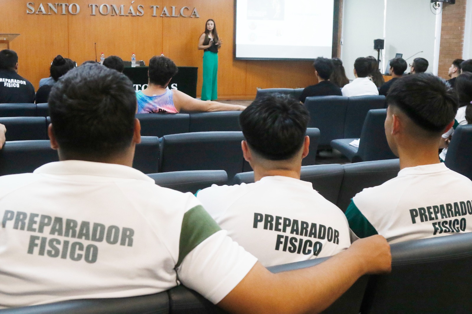 Expertas exponen la relevancia del envejecimiento activo a estudiantes de Santo Tomás Talca