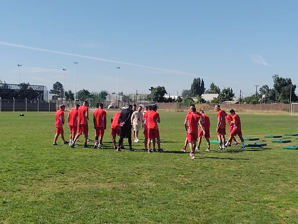 Linares sorprende con fichaje de jugador extranjero y amplió vínculo con otro futbolista