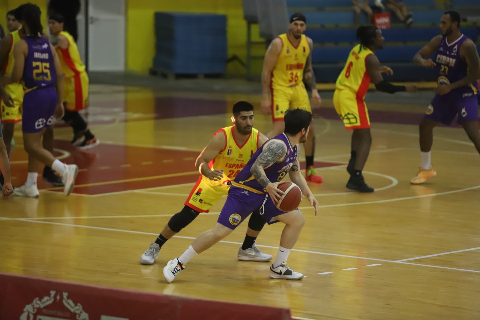 Español logró su primera victoria en la LNB con el apoyo de su gente