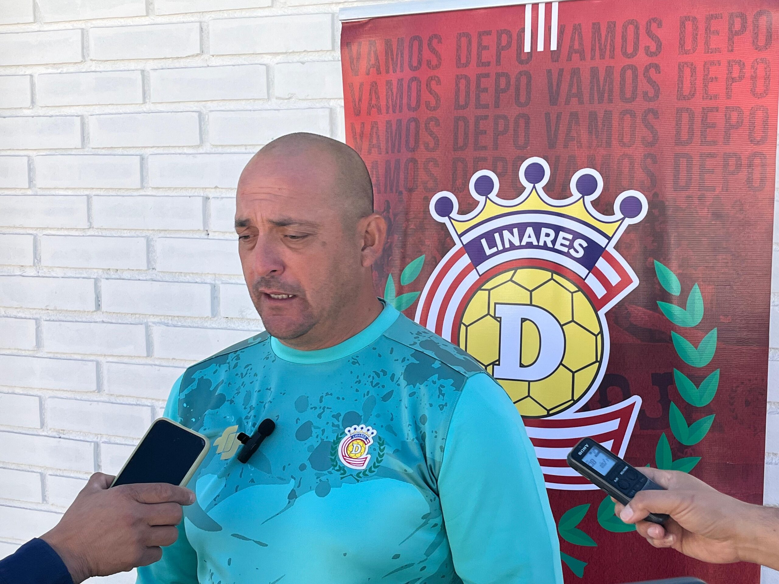 Eduardo Lobos dejaría la banca de Deportes Linares