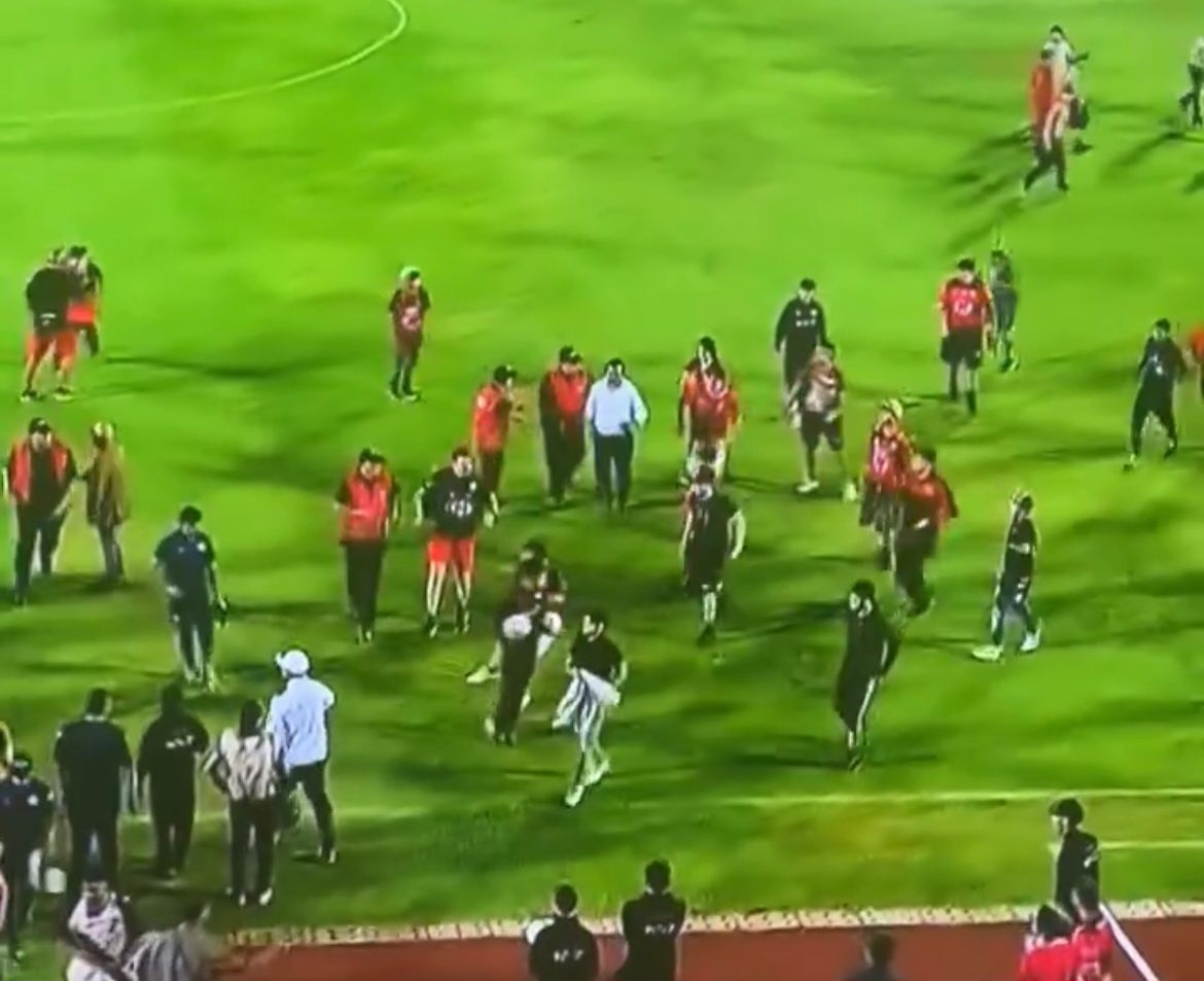 Rangers arriesga sanción: Hinchas invadieron cancha y se enfrascan con jugadores de San Luis 