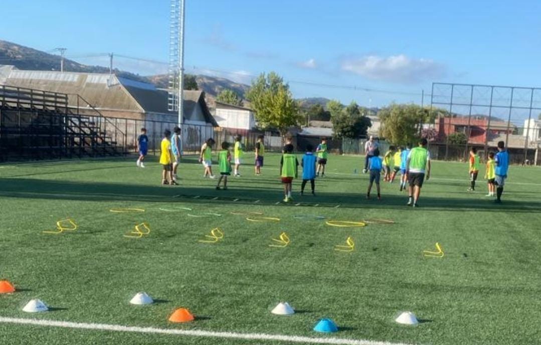 Escuelas de fútbol gratuitas siguen activas en Talca