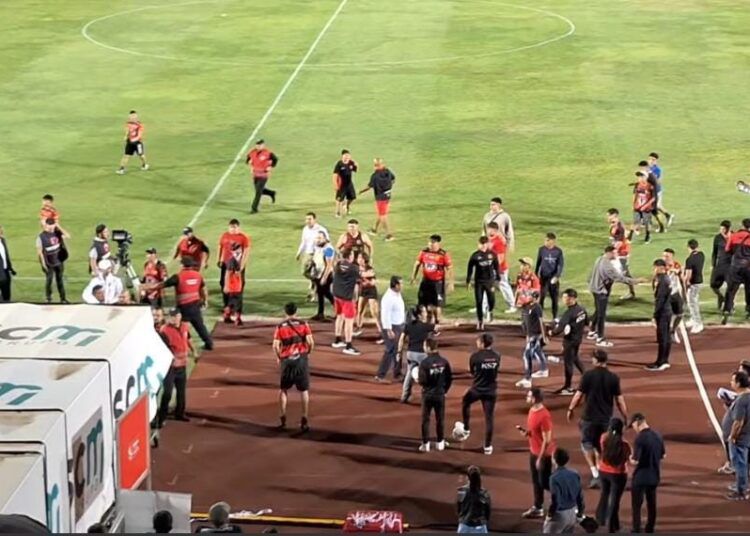 Hay sanción para Rangers tras invasión de hinchas a la cancha del Fiscal