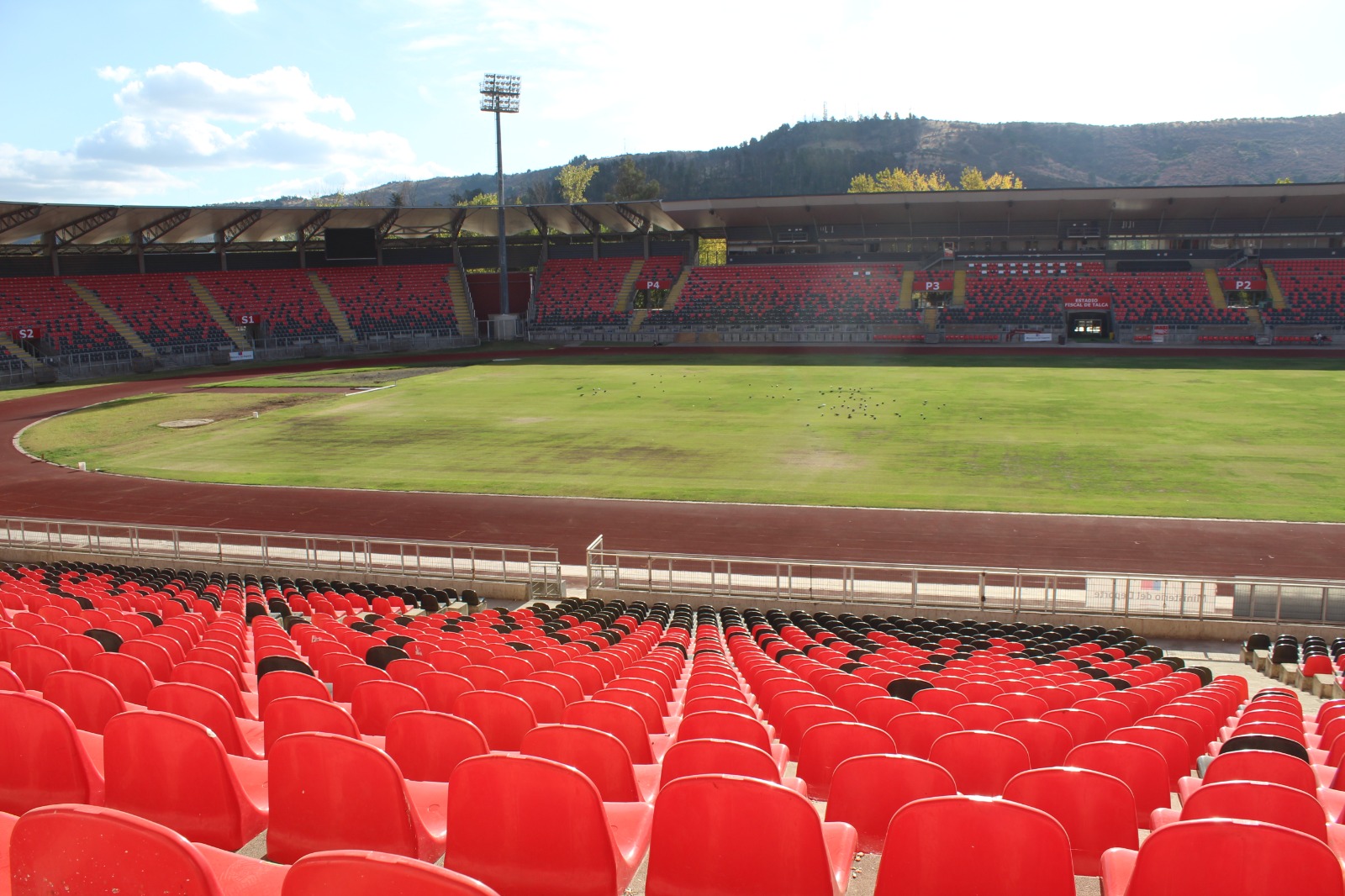 Personeros FIFA llegaron a Talca para ver en terreno recintos deportivos