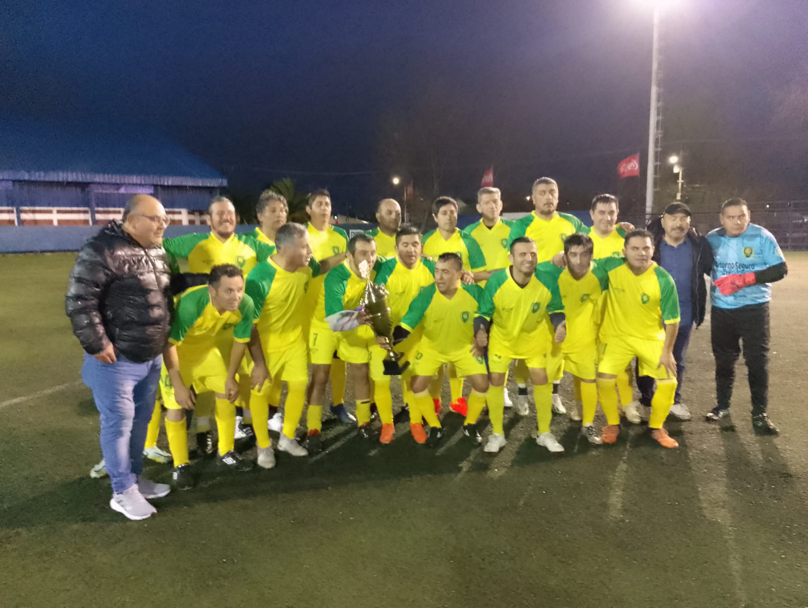 La Brilla celebró oficialmente levantando la copa de campeón en 45