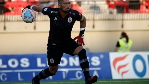 Arquero con registro inédito en el fútbol chileno es el nuevo fichaje de Linares
