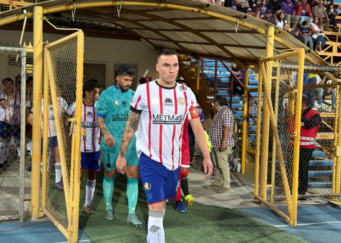 Linares aseguró un goleador y ahora busca su primer triunfo en la Segunda División